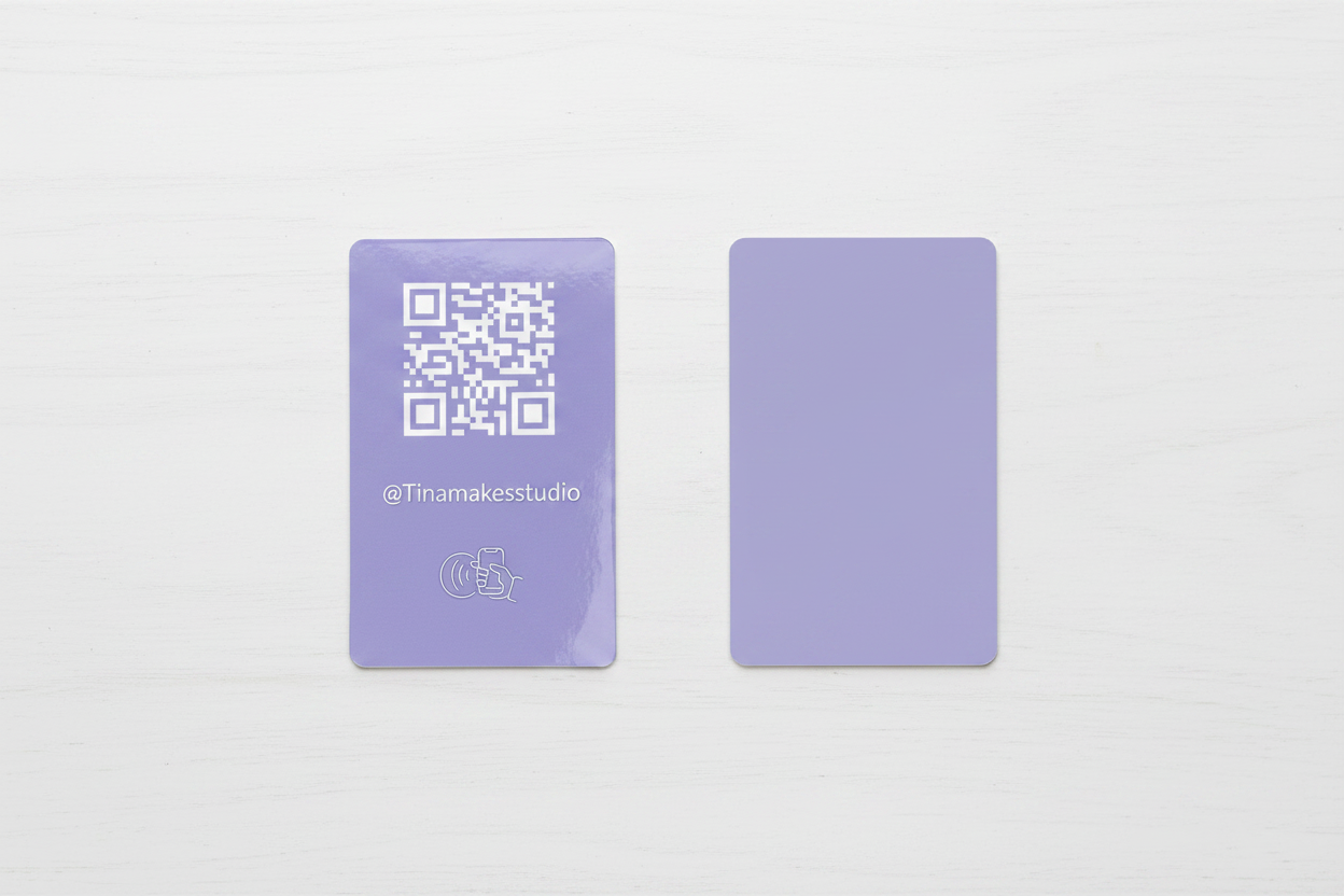 Mockup frente y reverso escritorio